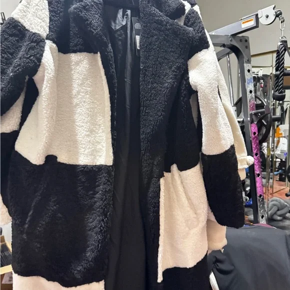 Stylish Black and White Women's Coat - Picture 2 of 6